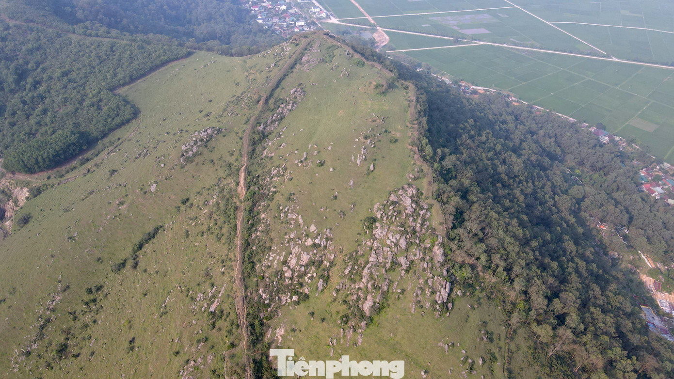 Tường thành được ghép bằng đá vôi, đá son có chiều cao khoảng 2 m, xếp chồng lên nhau. Mặt thành hình thang, nhiều đoạn được ghép cao làm vọng cho lính canh gác để báo động khi có giặc xâm chiếm.