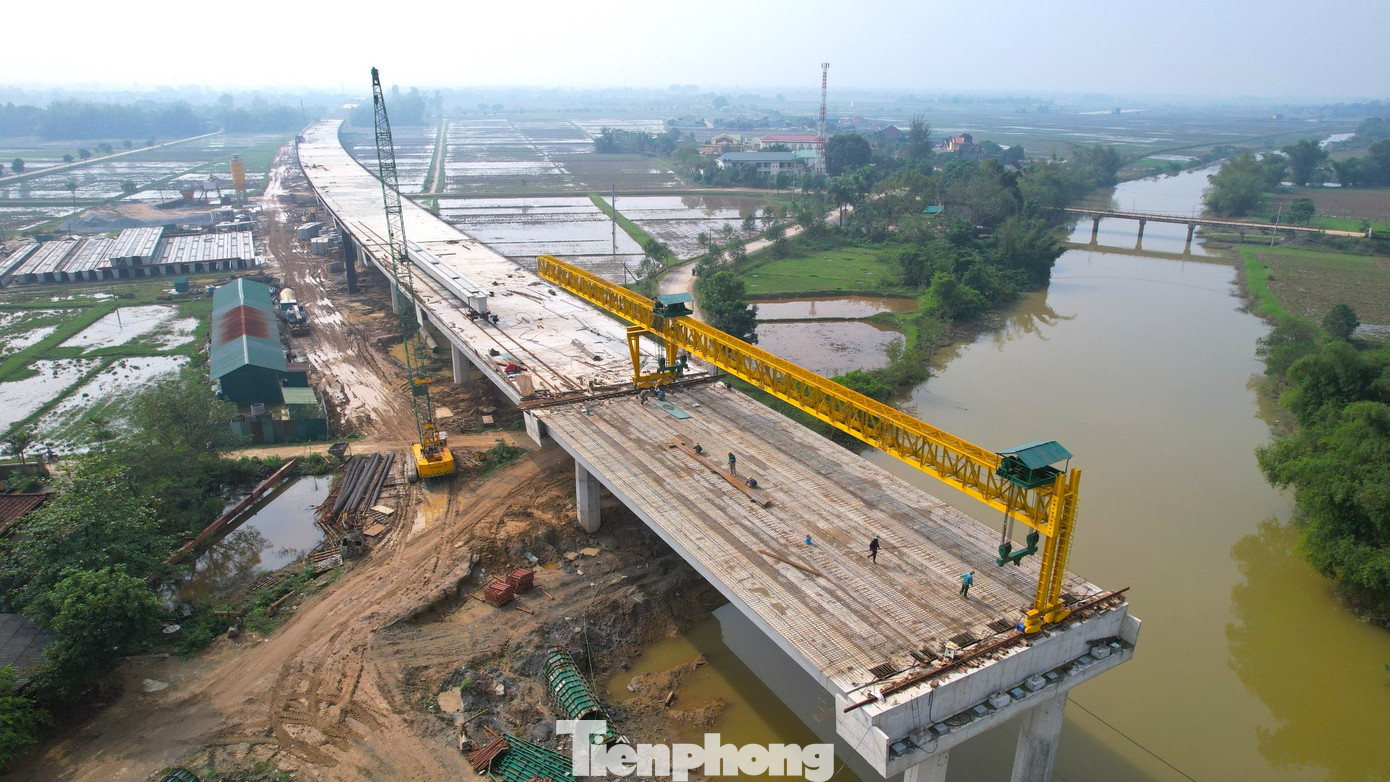 Cây cầu có thiết kế rộng 17m với tổng giá trị hơn 1.200 tỷ đồng. Sau khi hoàn thiện, đây là cây cầu dài nhất trên tuyến cao tốc Bắc - Nam đoạn Diễn Châu - Bãi Vọt. Cây cầu có thiết kế rộng 17m với tổng giá trị hơn 1.200 tỷ đồng. Sau khi hoàn thiện, đây là cây cầu dài nhất trên tuyến cao tốc Bắc - Nam đoạn Diễn Châu - Bãi Vọt.