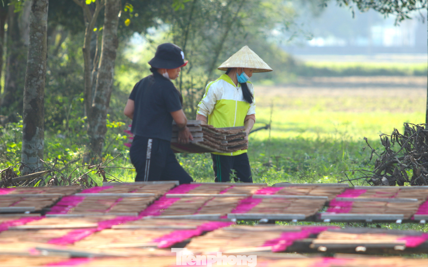 Hương sau khi làm xong sẽ được rải ra khay và đem phơi dưới ánh nắng mặt trời.