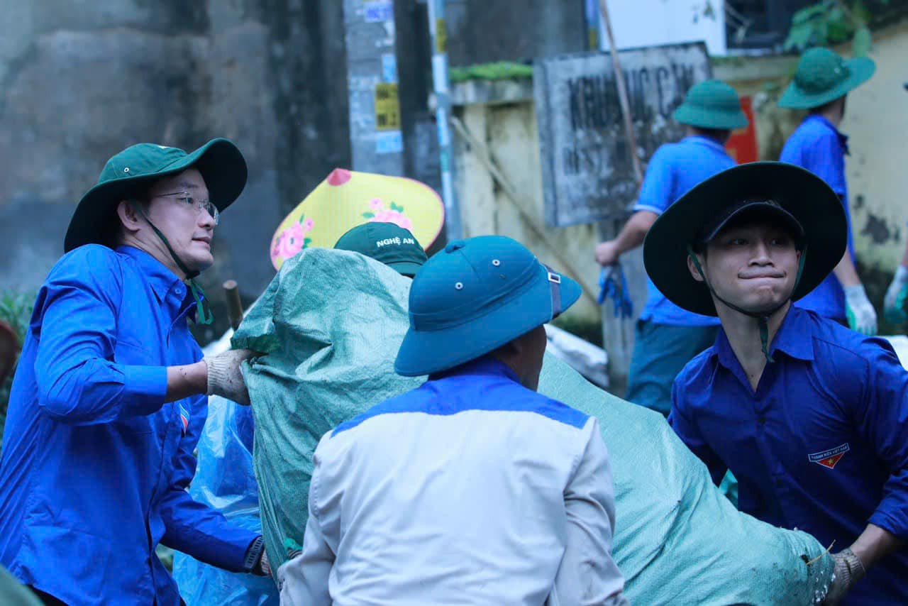 Những bì rác, đất đá lớn được vận chuyển đi khỏi hiện trường.