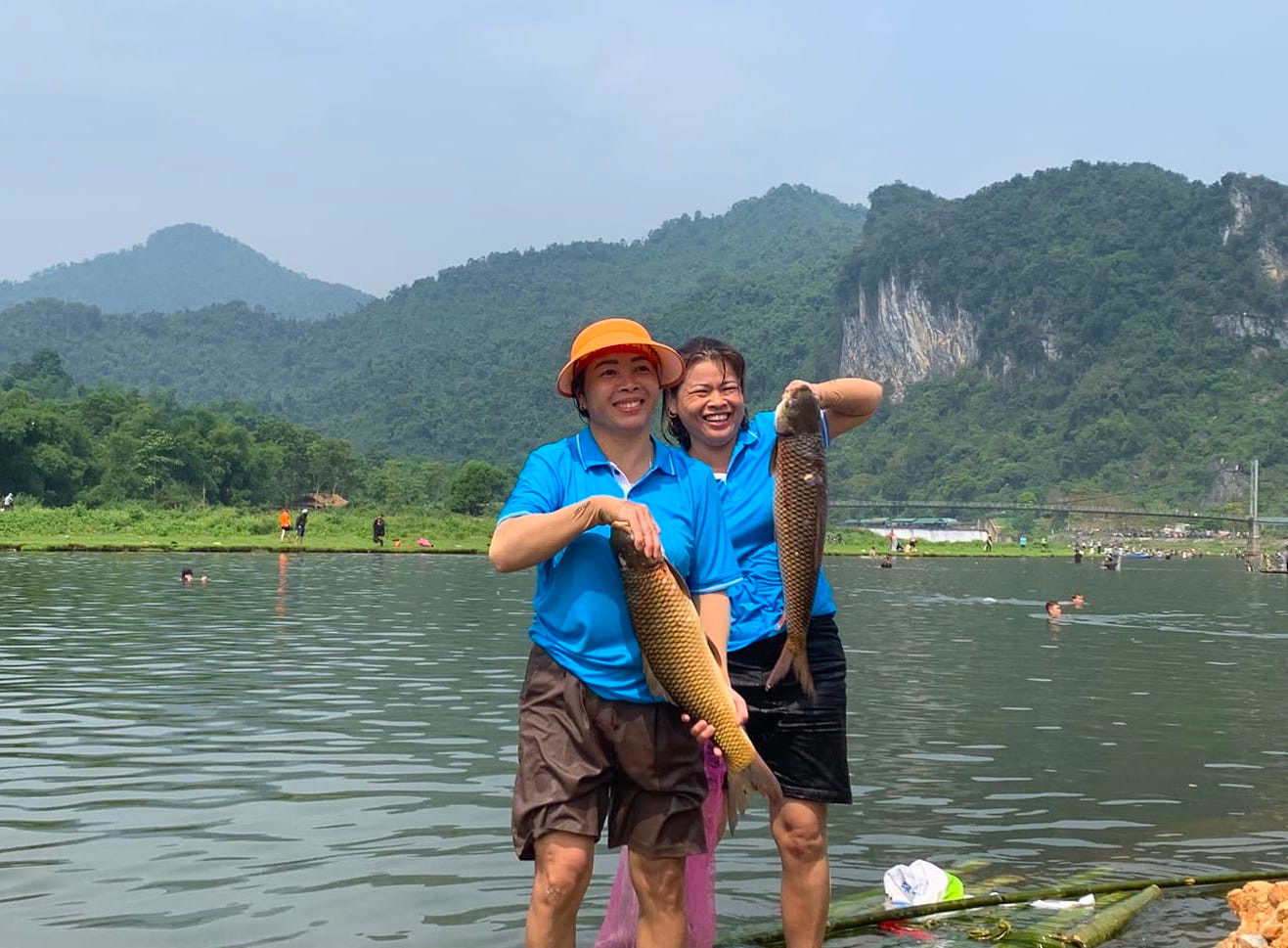 Nhiều giờ ngụp lặn bắt cá dưới sông, các đội thi đều bắt được những con cá rất lớn.