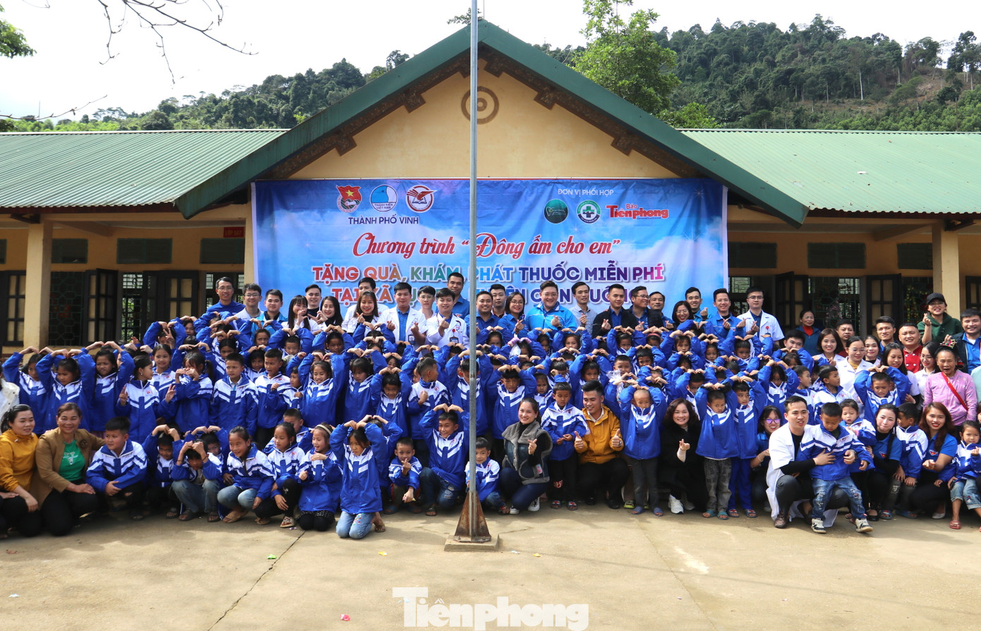 Chương trình đã trao tặng những phần quà có ý nghĩa đến 135 học sinh tại điểm trường bản Mọi (trường Tiểu học Lục Dạ) và 30 hộ gia đình chính sách, hộ nghèo của xã.