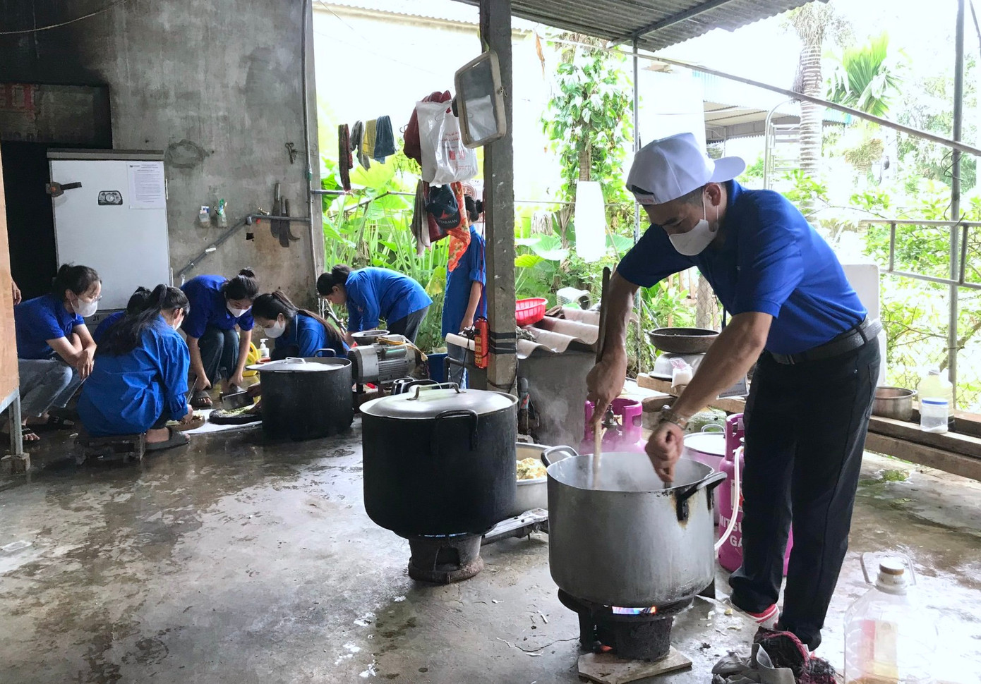 Tại huyện miền núi Quế Phong, hai ngày qua các đoàn viên thanh niên của huyện đã tổ chức nhiều đội hình để hỗ trợ thí sinh. Trong đó, các đoàn viên thanh niên đã đi chợ nấu hàng trăm suất cơm để trao tặng miễn phí cho các thí sinh tại điểm thi trường THPT Quế Phong. Tại huyện miền núi Quế Phong, hai ngày qua các đoàn viên thanh niên của huyện đã tổ chức nhiều đội hình để hỗ trợ thí sinh. Trong đó, các đoàn viên thanh niên đã đi chợ nấu hàng trăm suất cơm để trao tặng miễn phí cho các thí sinh tại điểm thi trường THPT Quế Phong.