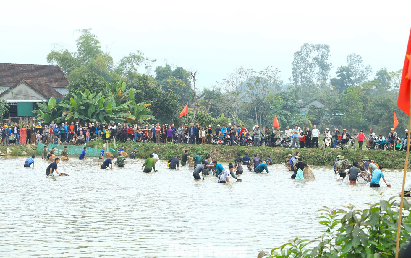 Để lễ hội thêm phần hấp dẫn, Ban tổ chức đã đưa ra giải thưởng cho "nơm thủ" bắt được con cá lớn trên 1,5kg đầu tiên và một giải thưởng dành cho "nơm thủ" bắt được cá có trọng lượng lớn nhất.