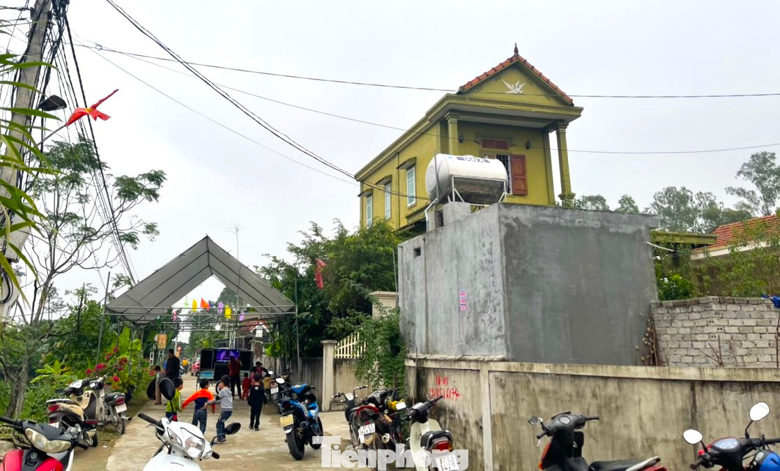 Người dân tập trung dựng rạp, thuê loa đài tổ chức liên hoan mừng cháu Phúc A. trở về nhà an toàn.