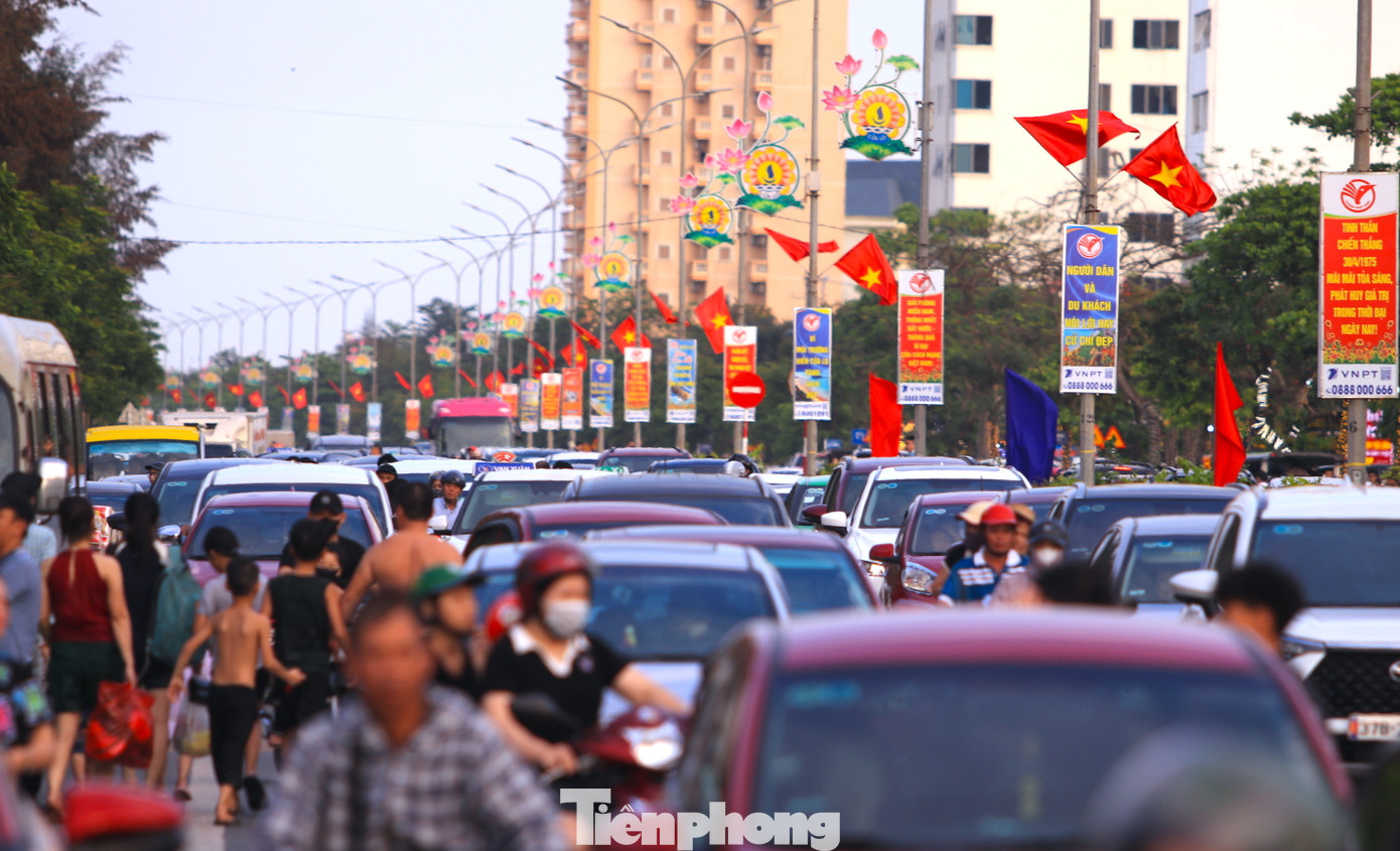 Lượng người đổ dồn về bãi biển ngày càng đông khiến các tuyến đường bị tắc nghẽn. Lượng người đổ dồn về bãi biển ngày càng đông khiến các tuyến đường bị tắc nghẽn.