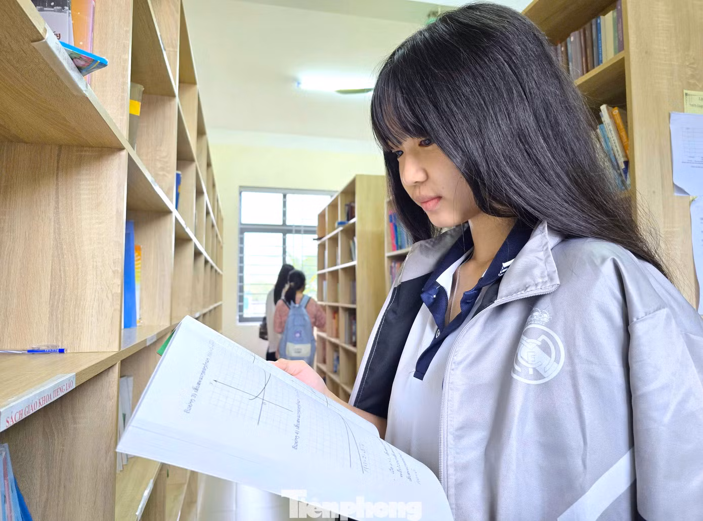Để tạo điều kiện học tập tốt nhất cho học sinh, Trường Phổ thông DTNT THPT Nghệ An số 2 cũng dành một không gian bố trí sách giáo khoa bằng tiếng Lào trong thư viện. Để tạo điều kiện học tập tốt nhất cho học sinh, Trường Phổ thông DTNT THPT Nghệ An số 2 cũng dành một không gian bố trí sách giáo khoa bằng tiếng Lào trong thư viện.