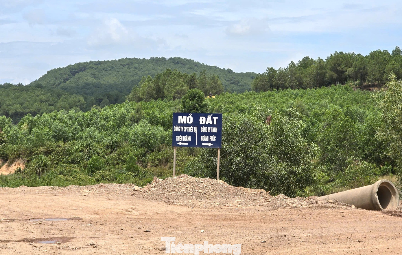 Không chỉ gây ô nhiễm môi trường, làm một số đường hư hỏng, quá trình khai thác mỏ đất, 2 công ty Thiên Hoàng và Hoàng Phúc đều để xảy ra nhiều vi phạm. Cụ thể, UBND huyện Diễn Châu tổ chức đoàn kiểm tra và phát hiện 2 doanh nghiệp này chưa có các hồ sơ nghiệm thu, nhật ký thi công…Không có hồ sơ quản lý, kiểm soát việc khai thác hàng ngày, hồ sơ quản lý các phương tiện ra, vào mỏ…
