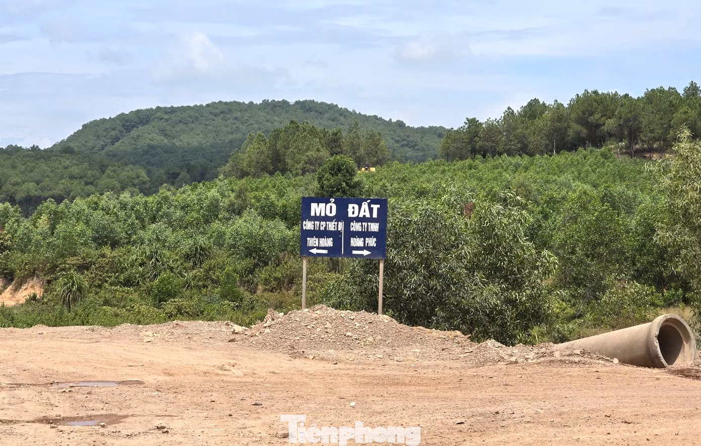 Không chỉ gây ô nhiễm môi trường, làm một số đường hư hỏng, quá trình khai thác mỏ đất, 2 công ty Thiên Hoàng và Hoàng Phúc đều để xảy ra nhiều vi phạm. Cụ thể, UBND huyện Diễn Châu tổ chức đoàn kiểm tra và phát hiện 2 doanh nghiệp này chưa có các hồ sơ nghiệm thu, nhật ký thi công…Không có hồ sơ quản lý, kiểm soát việc khai thác hàng ngày, hồ sơ quản lý các phương tiện ra, vào mỏ…