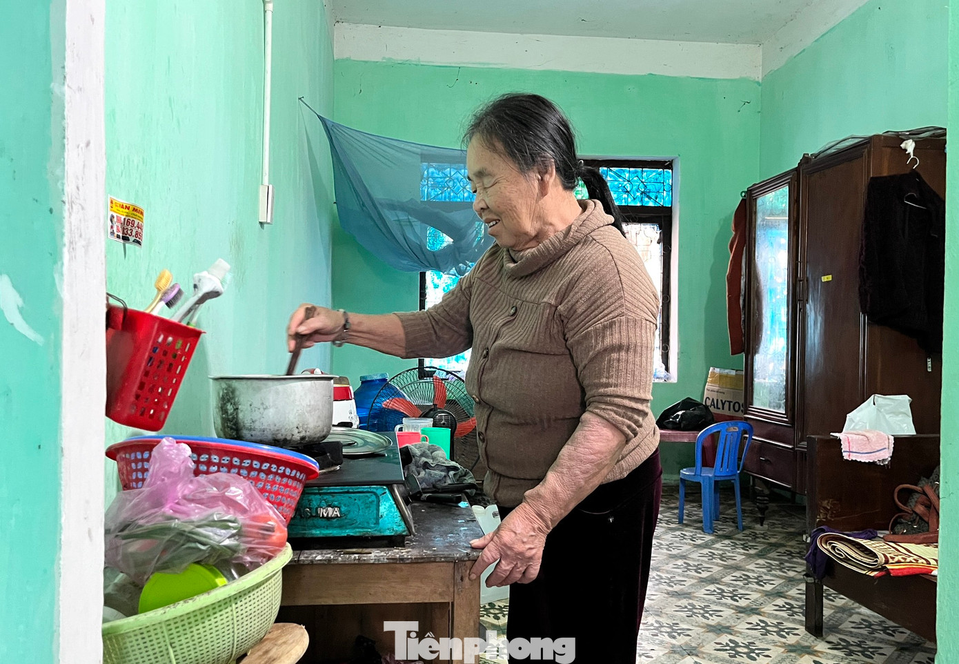 Bà Nguyễn Thị Hướng (70 tuổi, quê huyện Anh Sơn, Nghệ An) cho hay, Tết của những người chạy thận vội vàng như cách lọc máu để duy trì sự sống vậy. Những ngày cuối năm, đáng lẽ được sum vầy bên con cháu sắm sửa đón Tết, gói bánh chưng, bà và mọi người phải bám trụ lại viện để chạy thận. "Vội vàng lắm, Tết chỉ tranh thủ về nhà được vài hôm thôi. Khoảng mùng 2 lại phải xuống viện tiếp rồi. Con cháu đang vui vẻ đón Tết thì mình lại phải rời nhà để xuống chữa bệnh. Nhưng biết sao được, có bệnh phải chịu thôi", bà Hướng chia sẻ. Bà Nguyễn Thị Hướng (70 tuổi, quê huyện Anh Sơn, Nghệ An) cho hay, Tết của những người chạy thận vội vàng như cách lọc máu để duy trì sự sống vậy. Những ngày cuối năm, đáng lẽ được sum vầy bên con cháu sắm sửa đón Tết, gói bánh chưng, bà và mọi người phải bám trụ lại viện để chạy thận. "Vội vàng lắm, Tết chỉ tranh thủ về nhà được vài hôm thôi. Khoảng mùng 2 lại phải xuống viện tiếp rồi. Con cháu đang vui vẻ đón Tết thì mình lại phải rời nhà để xuống chữa bệnh. Nhưng biết sao được, có bệnh phải chịu thôi", bà Hướng chia sẻ.