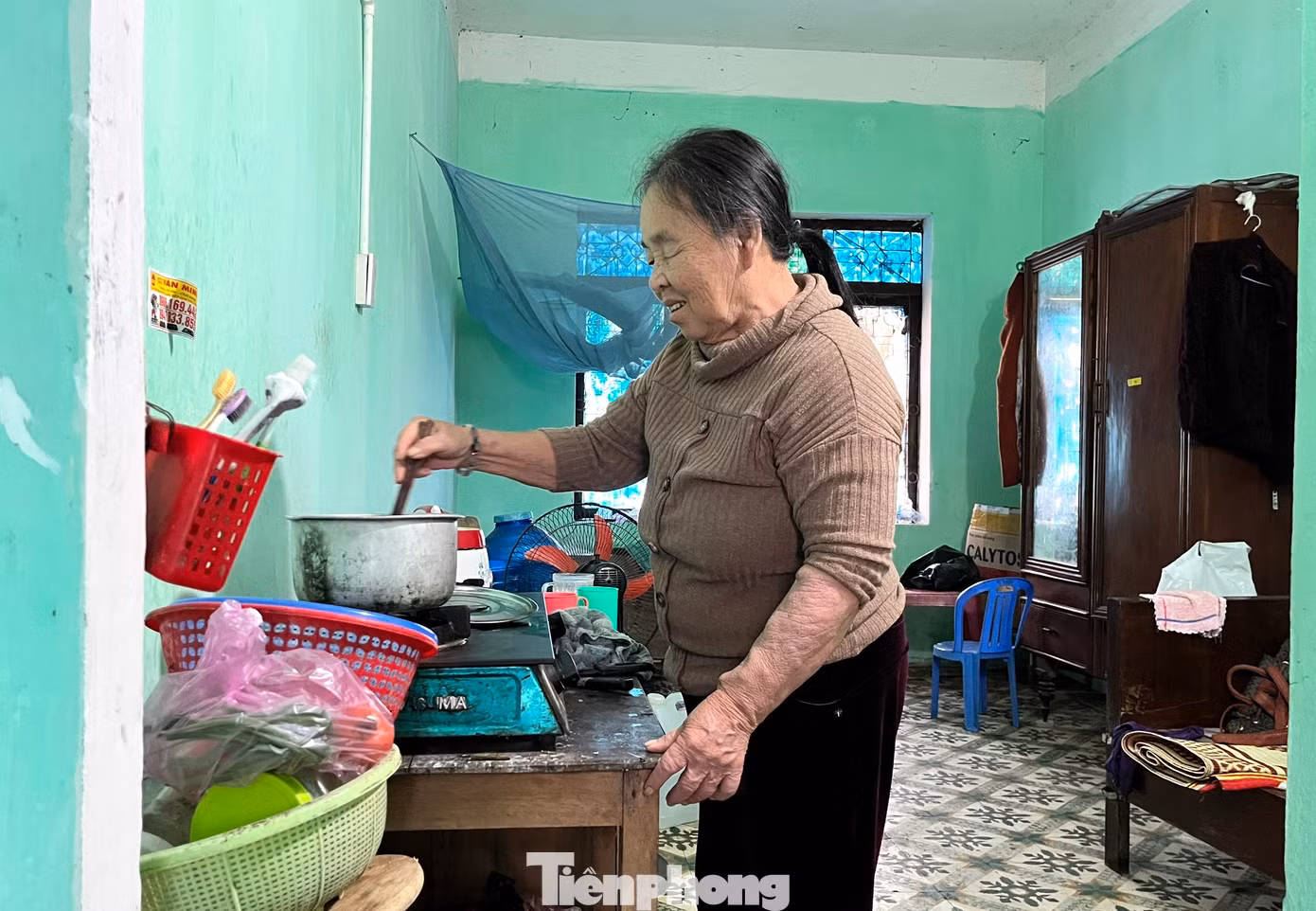Bà Nguyễn Thị Hướng (70 tuổi, quê huyện Anh Sơn, Nghệ An) cho hay, Tết của những người chạy thận vội vàng như cách lọc máu để duy trì sự sống vậy. Những ngày cuối năm, đáng lẽ được sum vầy bên con cháu sắm sửa đón Tết, gói bánh chưng, bà và mọi người phải bám trụ lại viện để chạy thận. "Vội vàng lắm, Tết chỉ tranh thủ về nhà được vài hôm thôi. Khoảng mùng 2 lại phải xuống viện tiếp rồi. Con cháu đang vui vẻ đón Tết thì mình lại phải rời nhà để xuống chữa bệnh. Nhưng biết sao được, có bệnh phải chịu thôi", bà Hướng chia sẻ.