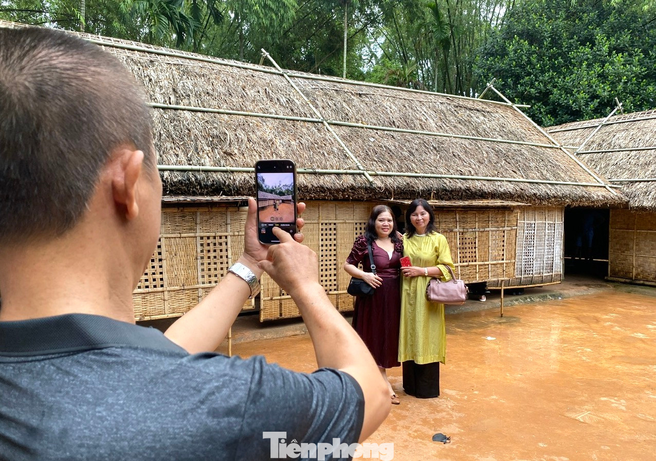 "Năm nào cũng vậy, cứ dịp Quốc khánh 2/9, gia đình chúng tôi lại về quê Bác để dâng hoa, dâng hương tưởng nhớ Bác. Về nhìn lại ngôi nhà tranh đơn sơ, những vật dụng giản dị trong nhà Bác khiến chúng tôi không khỏi xúc động. Tôi luôn dặn các con phải gắng học tập, rèn luyện đạo đức theo tấm gương của Bác Hồ”, chị Nguyễn Thị Lan (trú ở thành phố Hà Tĩnh, tỉnh Hà Tĩnh) chia sẻ khi về quê Bác. "Năm nào cũng vậy, cứ dịp Quốc khánh 2/9, gia đình chúng tôi lại về quê Bác để dâng hoa, dâng hương tưởng nhớ Bác. Về nhìn lại ngôi nhà tranh đơn sơ, những vật dụng giản dị trong nhà Bác khiến chúng tôi không khỏi xúc động. Tôi luôn dặn các con phải gắng học tập, rèn luyện đạo đức theo tấm gương của Bác Hồ”, chị Nguyễn Thị Lan (trú ở thành phố Hà Tĩnh, tỉnh Hà Tĩnh) chia sẻ khi về quê Bác.