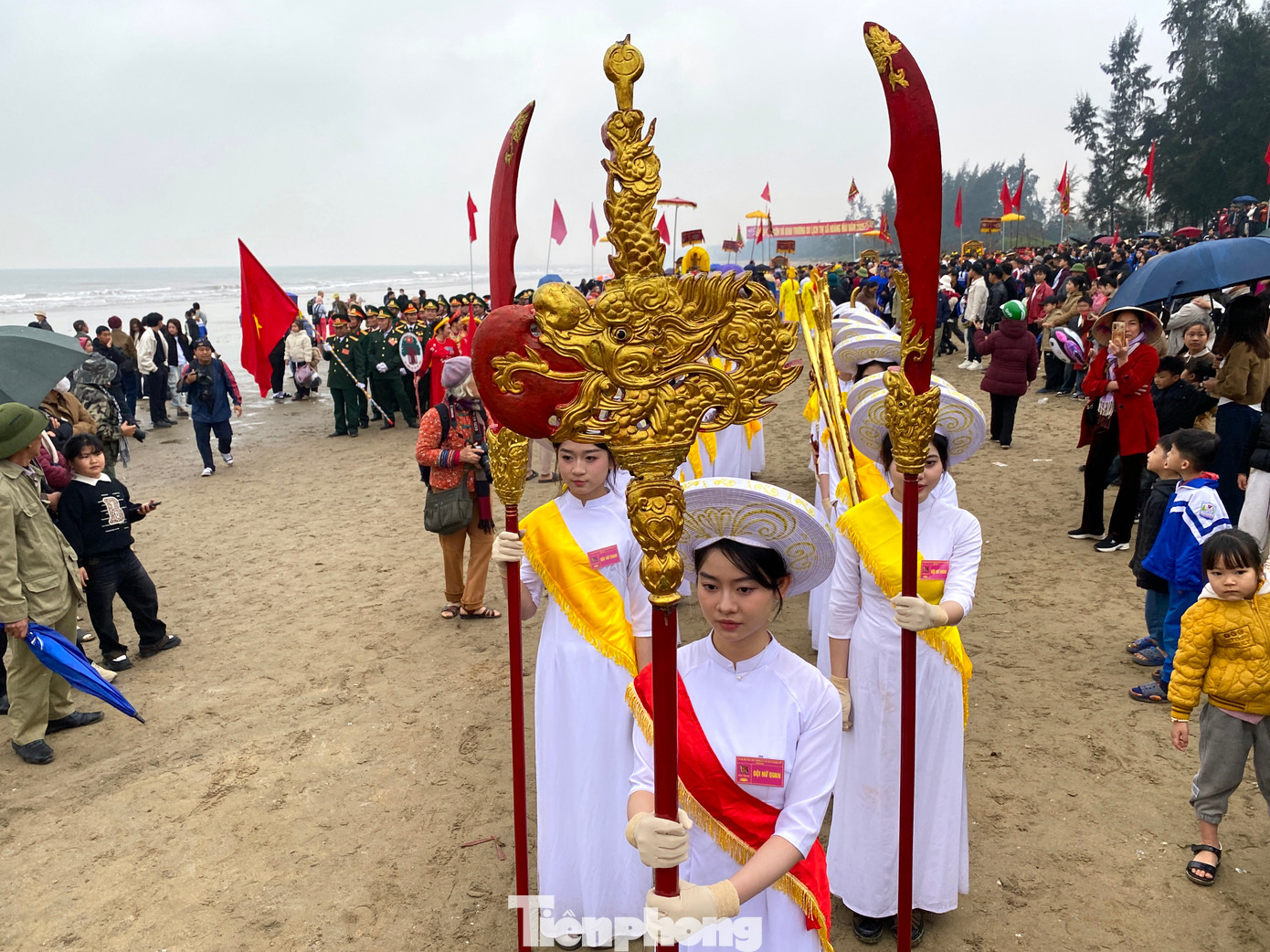 23 cô gái trong Đội Nữ quan có chiều cao đồng đều, vẻ ngoài xinh xắn, phẩm chất đạo đức tốt.