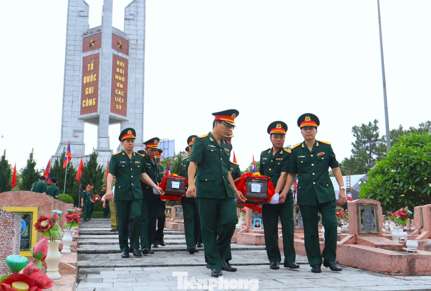 Ngày 24/5/2024 vừa qua, tỉnh Nghệ An đã trang trọng tổ chức Lễ truy điệu và an táng 87 hài cốt liệt sỹ quân tình nguyện và chuyên gia Việt Nam hy sinh tại nước CHDCND Lào tại nghĩa trang liệt sĩ huyện Nghi Lộc. Đây là 87 hài cốt liệt sĩ được Đội quy tập tìm kiếm, cất bốc trong mùa khô năm 2023-2024 trên đất nước Lào. Ngày 24/5/2024 vừa qua, tỉnh Nghệ An đã trang trọng tổ chức Lễ truy điệu và an táng 87 hài cốt liệt sỹ quân tình nguyện và chuyên gia Việt Nam hy sinh tại nước CHDCND Lào tại nghĩa trang liệt sĩ huyện Nghi Lộc. Đây là 87 hài cốt liệt sĩ được Đội quy tập tìm kiếm, cất bốc trong mùa khô năm 2023-2024 trên đất nước Lào.
