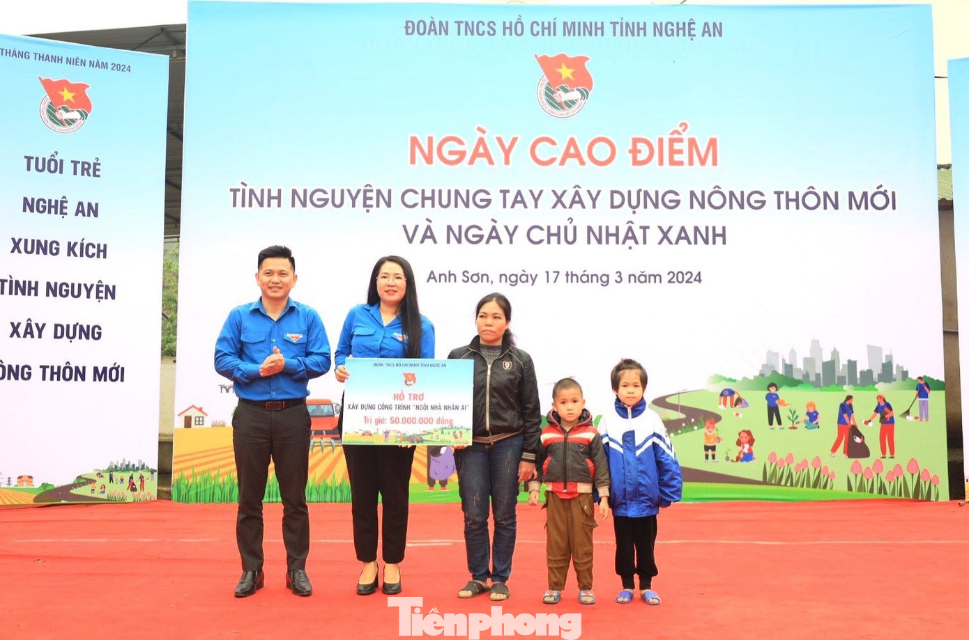 Trao tặng biển tượng trưng xây dựng căn nhà trị giá 50 triệu đồng cho hoàn cảnh khó khăn trên địa bàn xã. Trao tặng biển tượng trưng xây dựng căn nhà trị giá 50 triệu đồng cho hoàn cảnh khó khăn trên địa bàn xã.