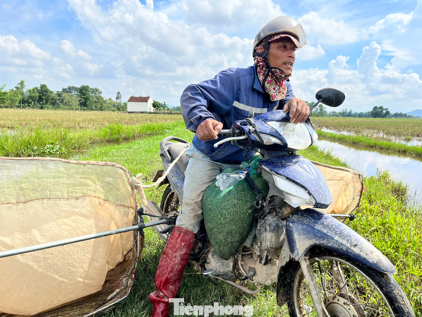 2 chiếc vợt lớn tự chế được gắn 2 bên xe máy.