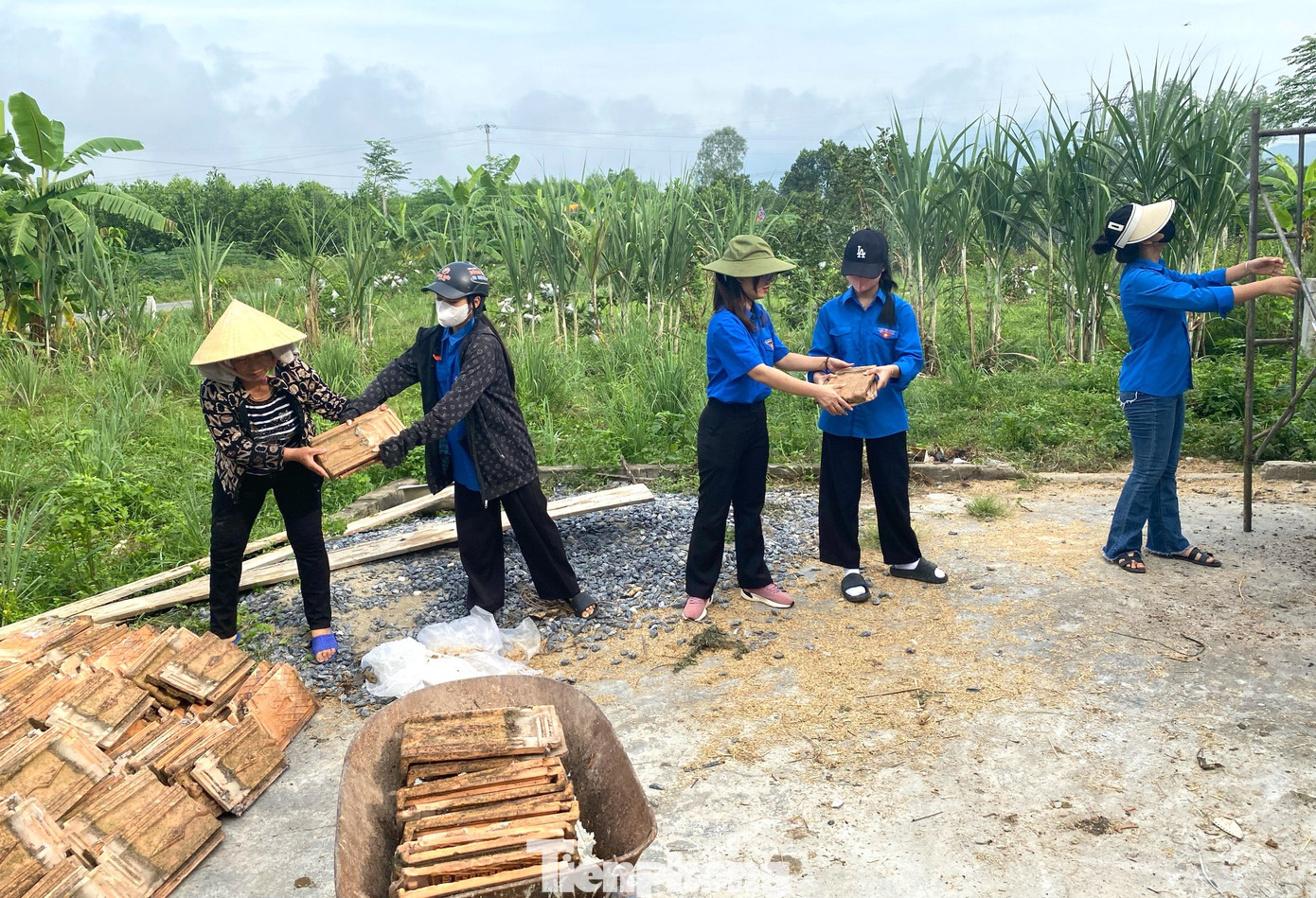 Đoàn viên thanh niên xếp thành hàng dài để tháo dỡ ngói từ mái nhà xuống cất cẩn thận, tránh bị hư hỏng. Đoàn viên thanh niên xếp thành hàng dài để tháo dỡ ngói từ mái nhà xuống cất cẩn thận, tránh bị hư hỏng.
