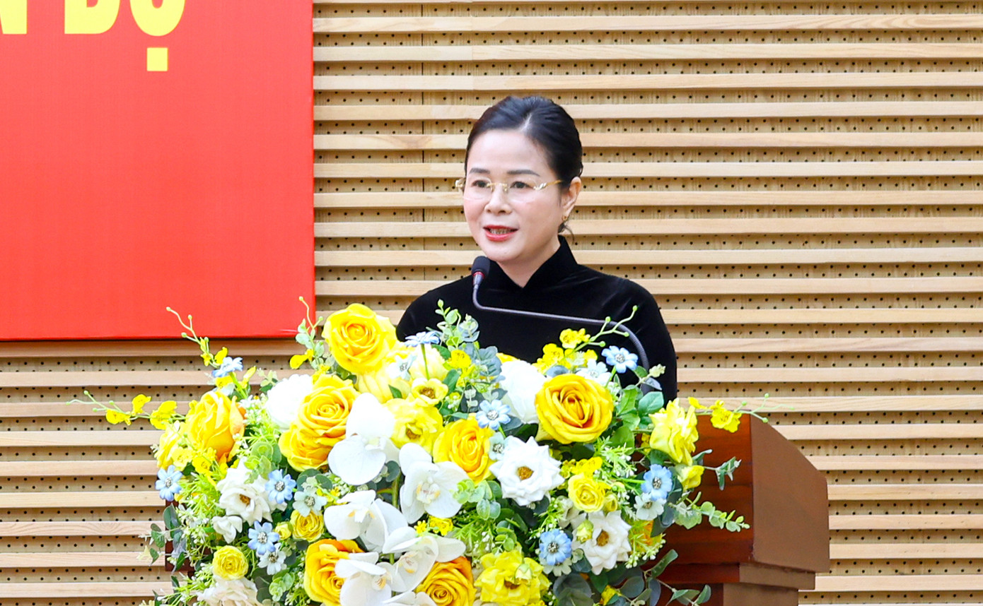 Tân Giám đốc Sở Y tế Nghệ An Lê Thị Hoài Chung phát biểu nhận nhiệm vụ. Ảnh: Kim Oanh Tân Giám đốc Sở Y tế Nghệ An Lê Thị Hoài Chung phát biểu nhận nhiệm vụ. Ảnh: Kim Oanh