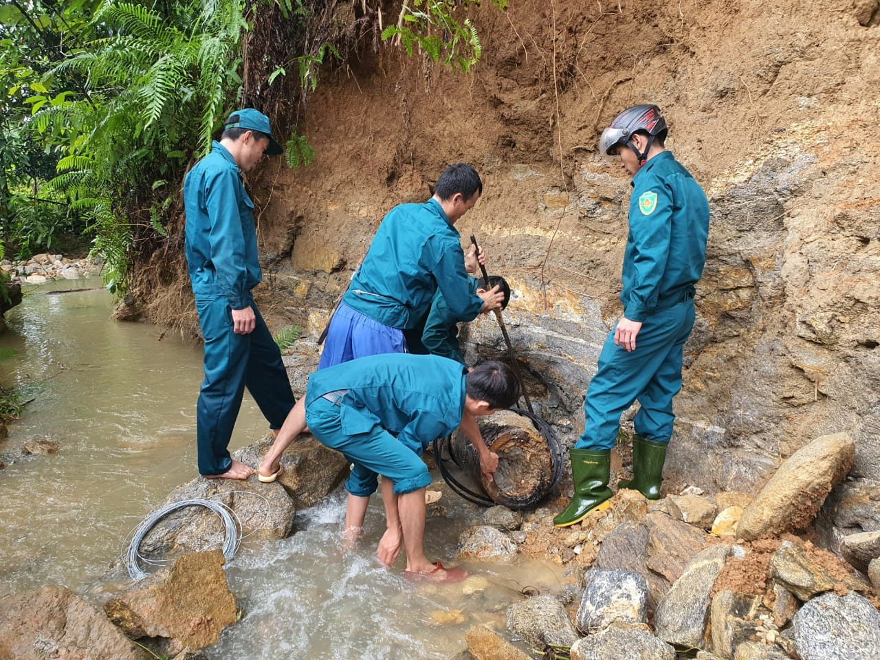 Lực lượng chức năng trục vớt quả bom. Lực lượng chức năng trục vớt quả bom.