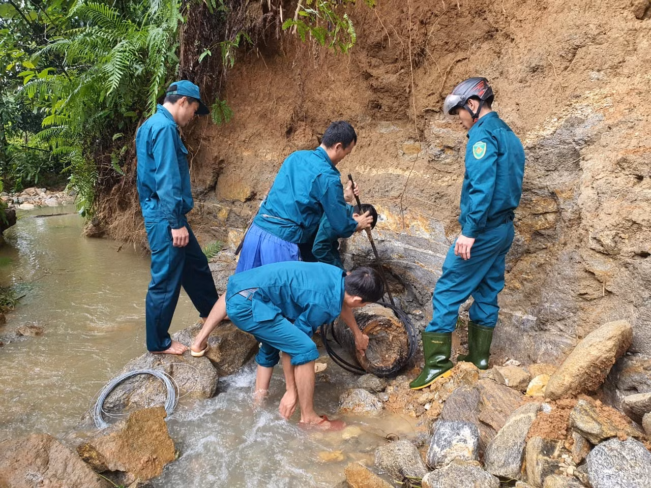 Lực lượng chức năng trục vớt quả bom.