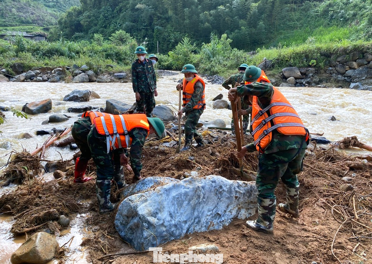 Do lượng đất đá sạt lở lớn vùi lấp lòng suối khiến công tác cứu hộ, tìm kiếm nạn nhân của các lực lượng chức năng gặp khó. Hiện vẫn còn nhiều nạn nhân chưa được tìm thấy. Do lượng đất đá sạt lở lớn vùi lấp lòng suối khiến công tác cứu hộ, tìm kiếm nạn nhân của các lực lượng chức năng gặp khó. Hiện vẫn còn nhiều nạn nhân chưa được tìm thấy.