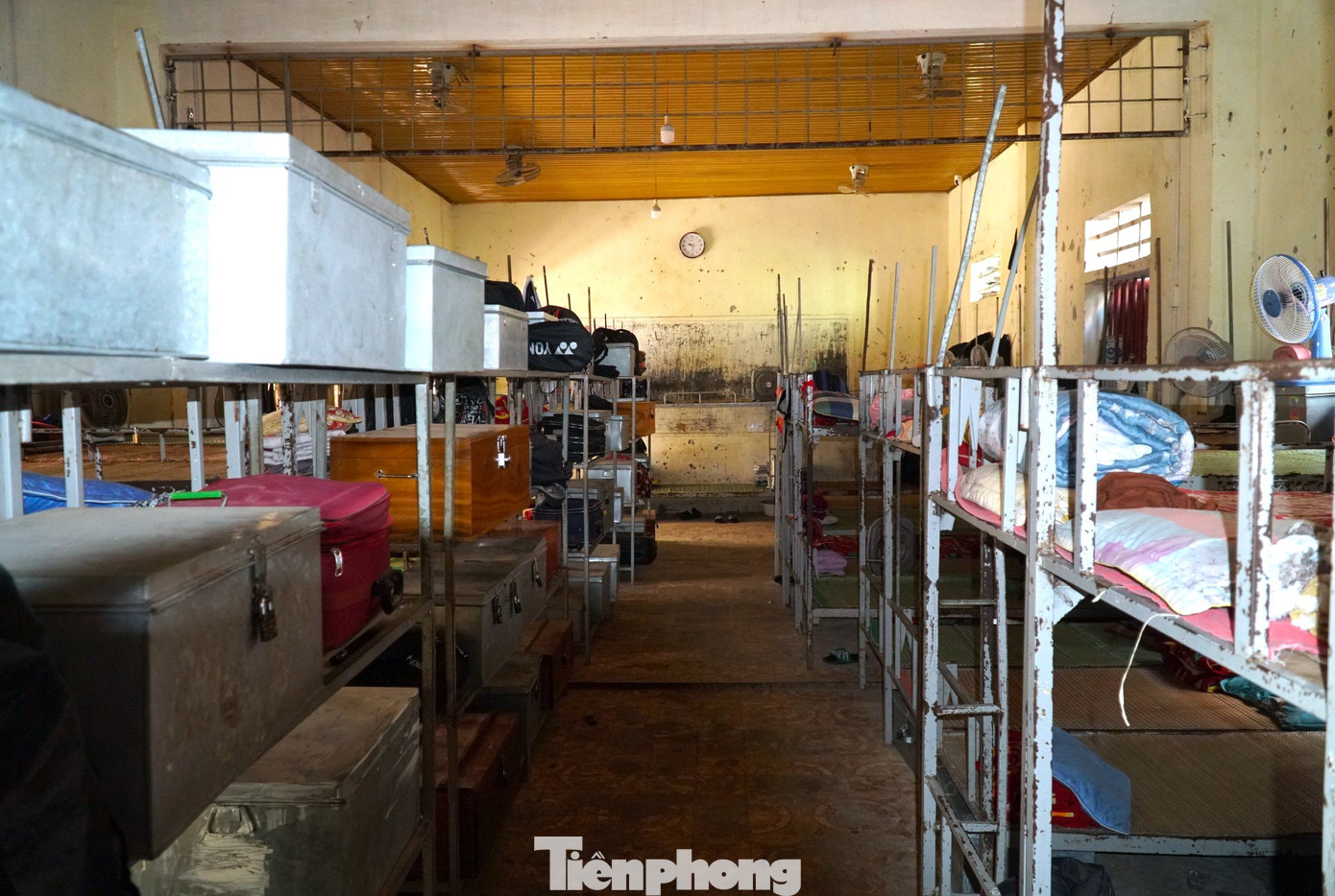 Giường tầng trong phòng ký túc được kê san sát nhau thành từng dãy. Ở giữa chỉ có một lối đi nhỏ chật hẹp khiến việc sinh hoạt, ăn ở của các em học sinh cũng thiếu thốn, vất vả.