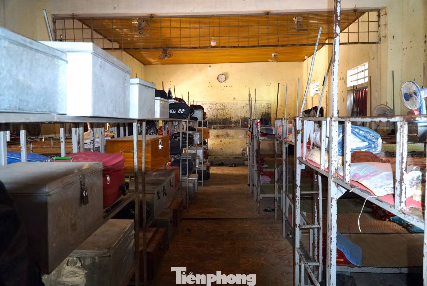 Giường tầng trong phòng ký túc được kê san sát nhau thành từng dãy. Ở giữa chỉ có một lối đi nhỏ chật hẹp khiến việc sinh hoạt, ăn ở của các em học sinh cũng thiếu thốn, vất vả.