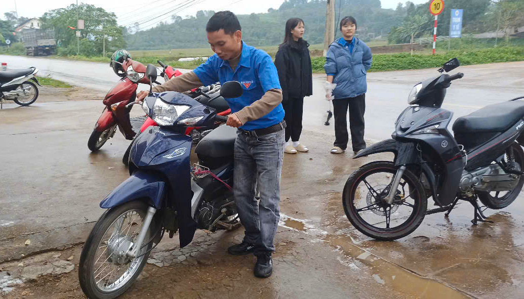 Biết tin đoàn viên thanh niên lập điểm rửa xe gây quỹ từ thiện, rất đông người dân xung quanh đã đưa xe đến ủng hộ. Biết tin đoàn viên thanh niên lập điểm rửa xe gây quỹ từ thiện, rất đông người dân xung quanh đã đưa xe đến ủng hộ.