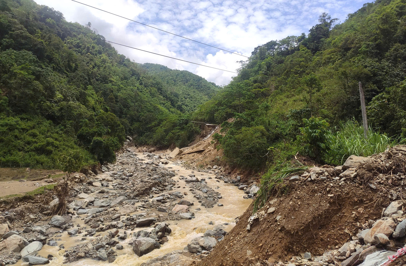 Trước thiệt hại lớn của người dân, huyện Tương Dương đã trích 2,5 tỉ đồng từ số tiền UBND tỉnh Nghệ An hỗ trợ để mua gạo hỗ trợ các hộ dân bị lũ quét cuốn trôi, vùi lấp lúa. “Chúng tôi cũng đang khảo sát để bố trí khu tái định cư cho hơn 20 hộ dân bị ảnh hưởng do mưa lũ ở xã Nhôn Mai đến nơi ở mới”, ông Nguyễn Hữu Hiến - Phó chủ tịch UBND huyện Tương Dương nói.