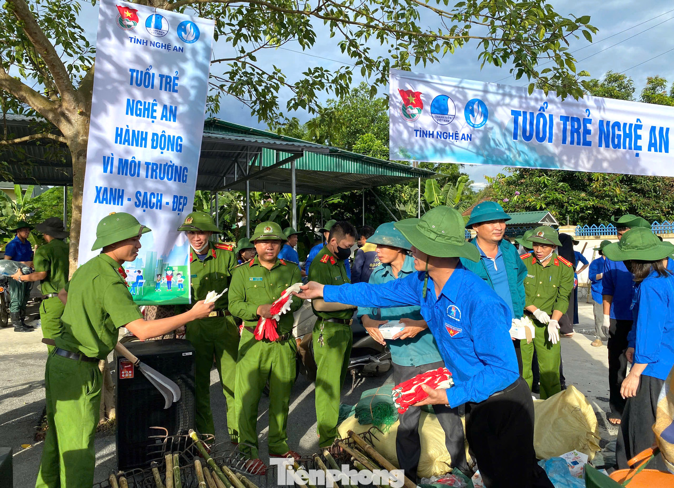 Các lực lượng chức năng, đoàn viên thanh niên nhận đồ bảo hộ, dụng cụ để triển khai dọn vệ sinh lòng khe suối.