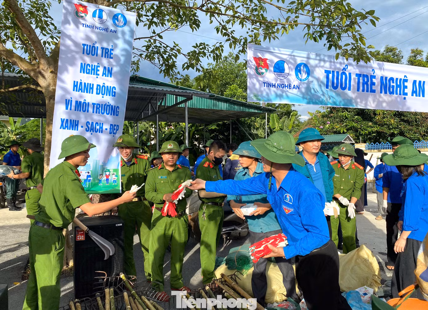 Các lực lượng chức năng, đoàn viên thanh niên nhận đồ bảo hộ, dụng cụ để triển khai dọn vệ sinh lòng khe suối.