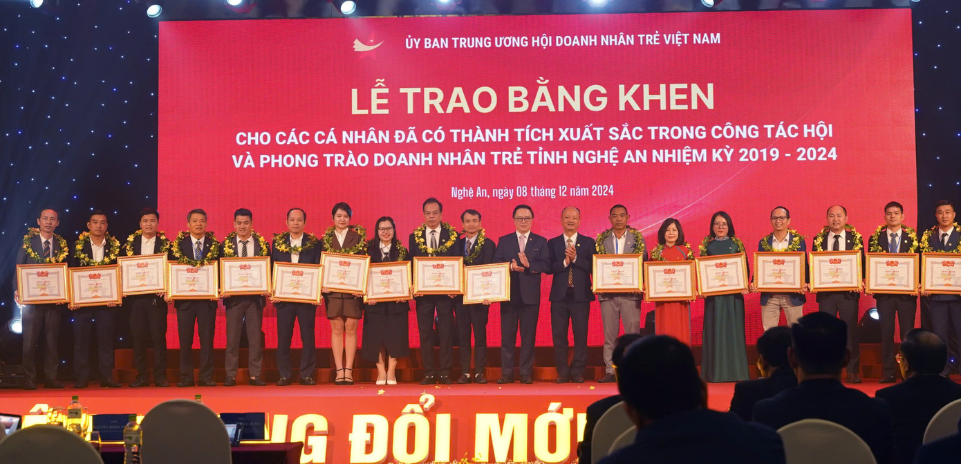 HDNT Việt Nam tặng Bằng khen cho 19 cá nhân. HDNT Việt Nam tặng Bằng khen cho 19 cá nhân.