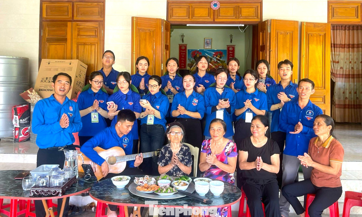 Tổ chức nấu bữa cơm yêu thương, mang những lời ca tiếng hát nhằm tạo niềm vui, tinh thần lạc quan cho Mẹ Việt Nam anh hùng Lê Thị Hường (trú xã Hoa Sơn, Anh Sơn, Nghệ An).