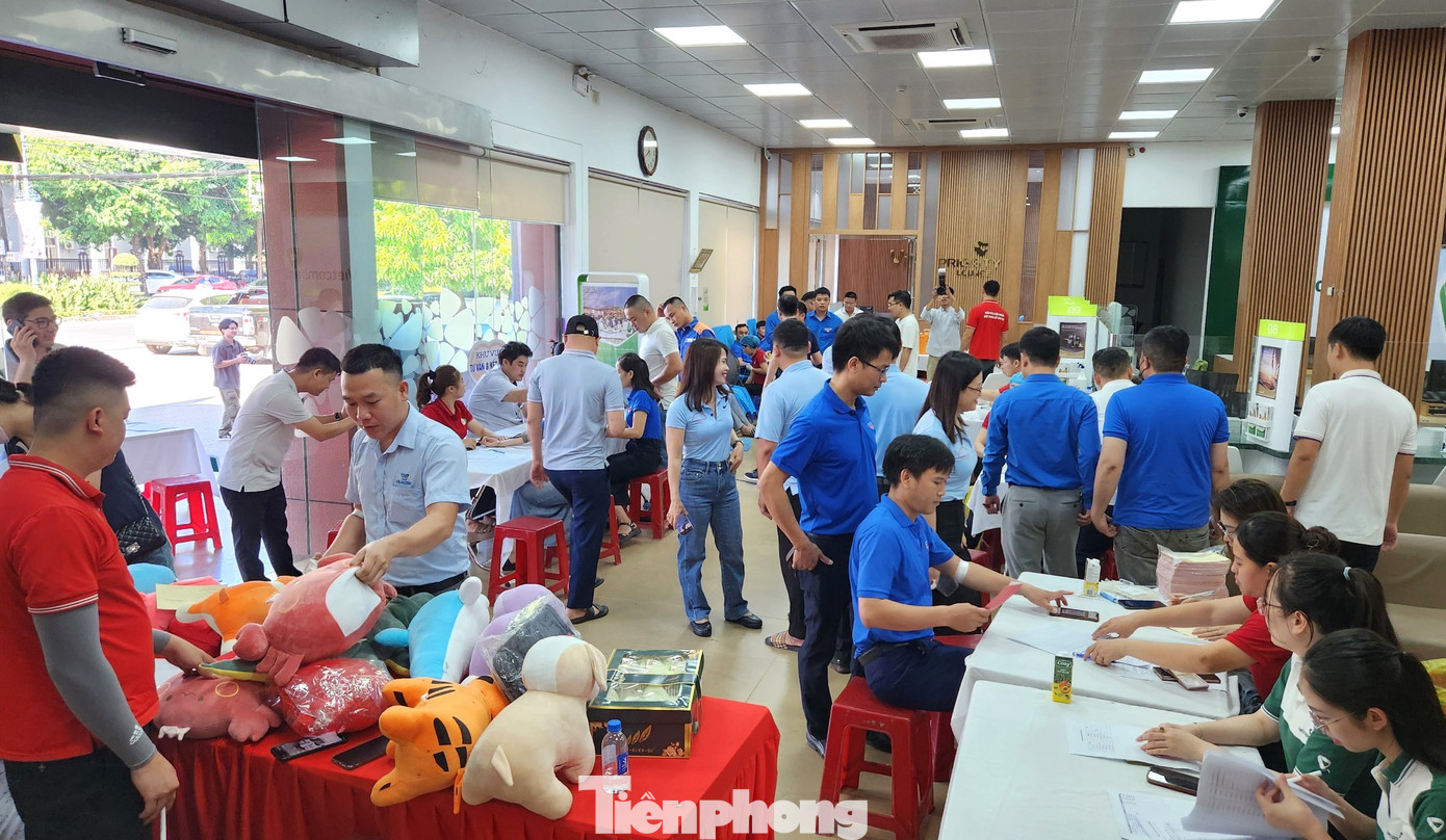 Được biết, đây là hoạt động thường niên có ý nghĩa nhân văn, được Đoàn Khối Doanh nghiệp tỉnh Nghệ An tổ chức để kịp thời bổ sung vào ngân hàng máu, nhằm khắc phục tình trạng khan hiếm máu cứu chữa cho bệnh nhân hiện nay. Được biết, đây là hoạt động thường niên có ý nghĩa nhân văn, được Đoàn Khối Doanh nghiệp tỉnh Nghệ An tổ chức để kịp thời bổ sung vào ngân hàng máu, nhằm khắc phục tình trạng khan hiếm máu cứu chữa cho bệnh nhân hiện nay.