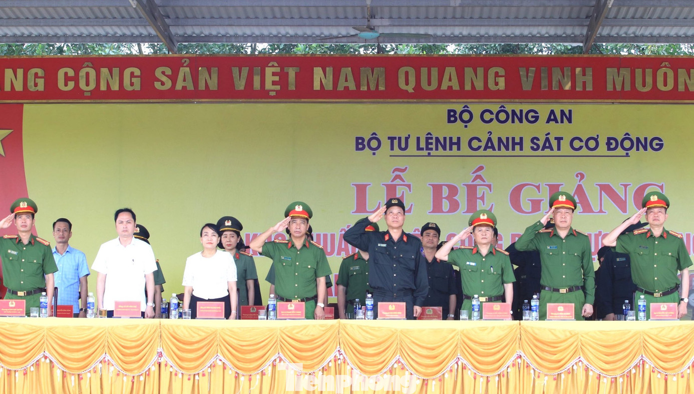 Tham dự buổi lễ có Đại tá Phạm Hữu Thinh - Phó Tư lệnh Cảnh sát cơ động; Thượng tá Thái Doãn Bằng - Trung Đoàn trưởng Trung đoàn CSCĐ Bắc Trung Bộ; lãnh đạo Công an các tỉnh: Nghệ An, Hà Tĩnh, Thanh Hoá, Ninh Bình.