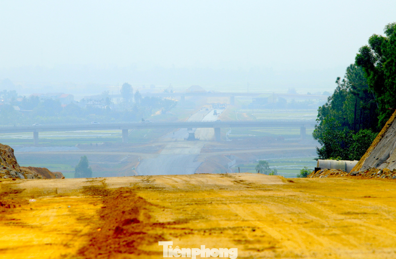 "Các công ty đã đăng ký làm xuyên Tết. Trong đó Công ty TNHH Hòa Hiệp có 3 mũi thi công ở hầm Thần Vũ, cầu Xuân Dương 2, thi công trên tuyến, nút giao Quốc lộ 46B. Công ty Thái Yên có 4 mũi thi công, công ty 456 có 2 mũi thi công, Cienco 4 có 4 mũi thi công. Trên công trường, các công ty vẫn làm việc bình thường và đảm bảo tiến độ đề ra", lãnh đạo Công ty Cổ phần đầu tư Phúc Thành Hưng chia sẻ.