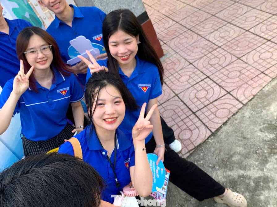 Những áo xanh tình nguyện trường Đại học Nghệ An tranh thủ giờ thí sinh làm bài đã tư vấn các ngành học cho phụ huynh học sinh.