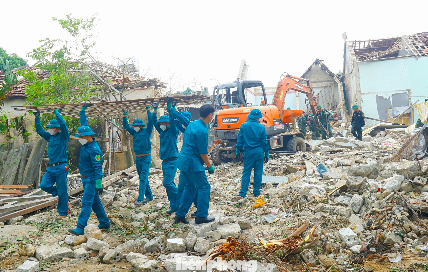 Lực lượng dân quân xã Tam Hợp cùng lực lượng chức năng dọn dẹp hiện trường vụ nổ. Lực lượng dân quân xã Tam Hợp cùng lực lượng chức năng dọn dẹp hiện trường vụ nổ.