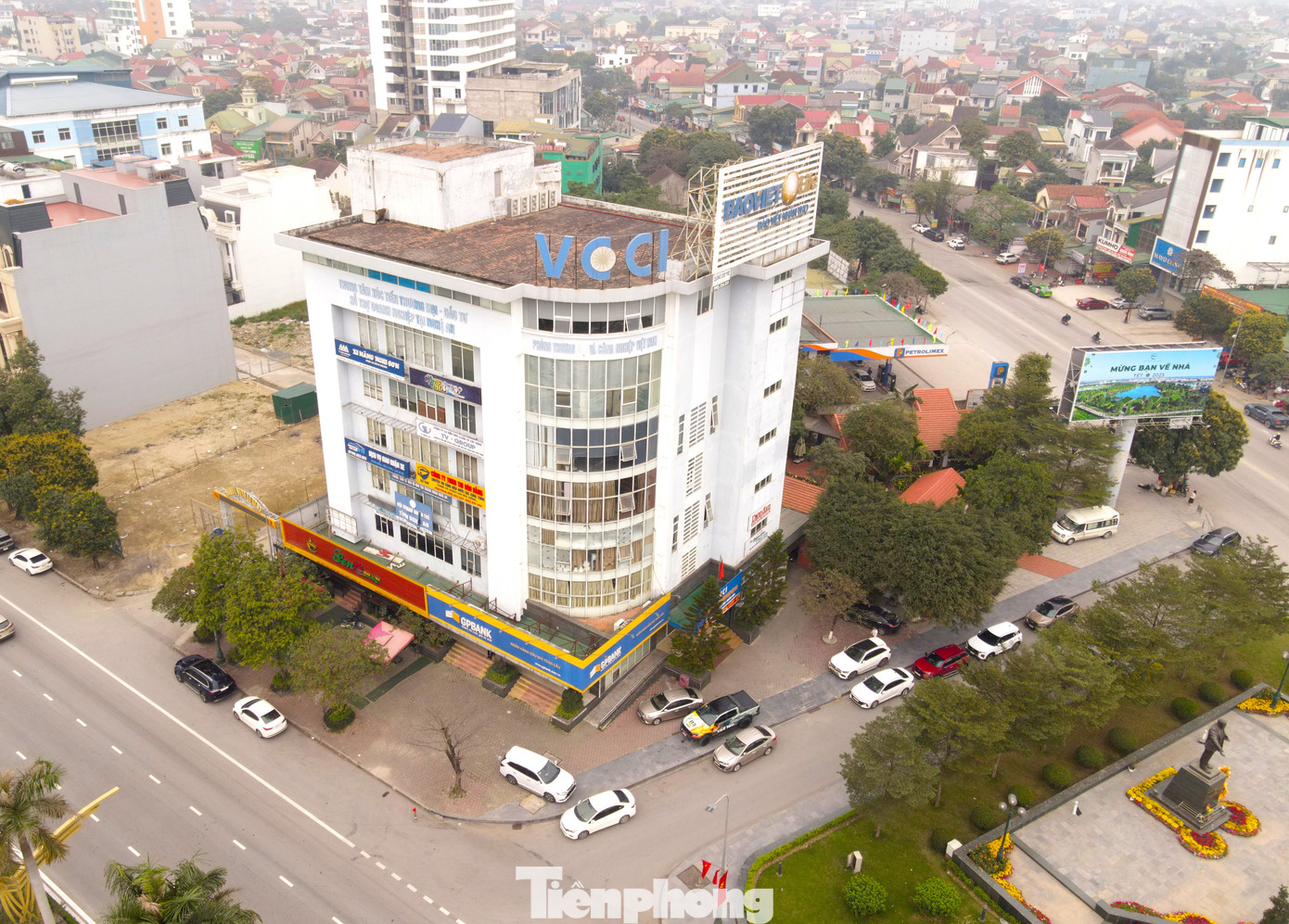 Trao đổi với Tiền Phong, một cán bộ Phòng Quản lý đô thị Vinh cho biết, nếu VCCI chi nhánh Nghệ An - Hà Tĩnh - Quảng Bình không thực hiện tháo dỡ theo yêu cầu thì thành phố sẽ chỉ đạo cưỡng chế tháo dỡ theo đúng quy định.