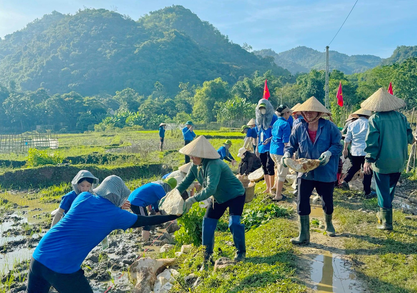 Bất kể thời tiết nắng nóng, đội sinh viên tình nguyện, đoàn viên thanh niên vẫn miệt mài cùng người dân sớm hoàn thành con đường cho dân bản đi lại.