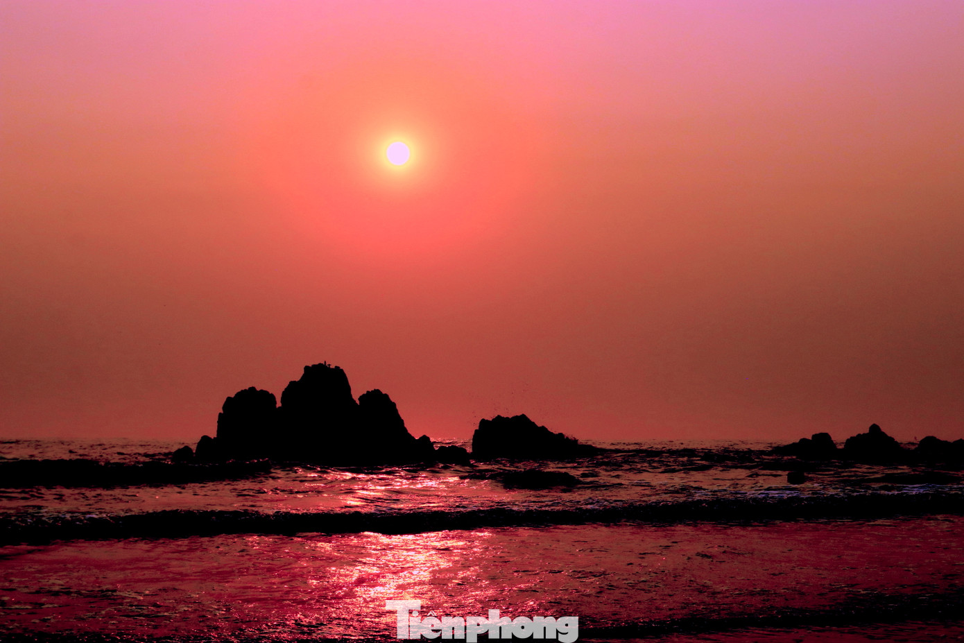 Lúc mặt trời vừa ló rạng ngoài biển khơi, những ánh nắng chiếu rọi qua màn sương mờ ảo tạo cho Cửa Lò đẹp như một bức tranh thơ mộng với đầy đủ màu sắc từ tím, cam đến màu đỏ rực.