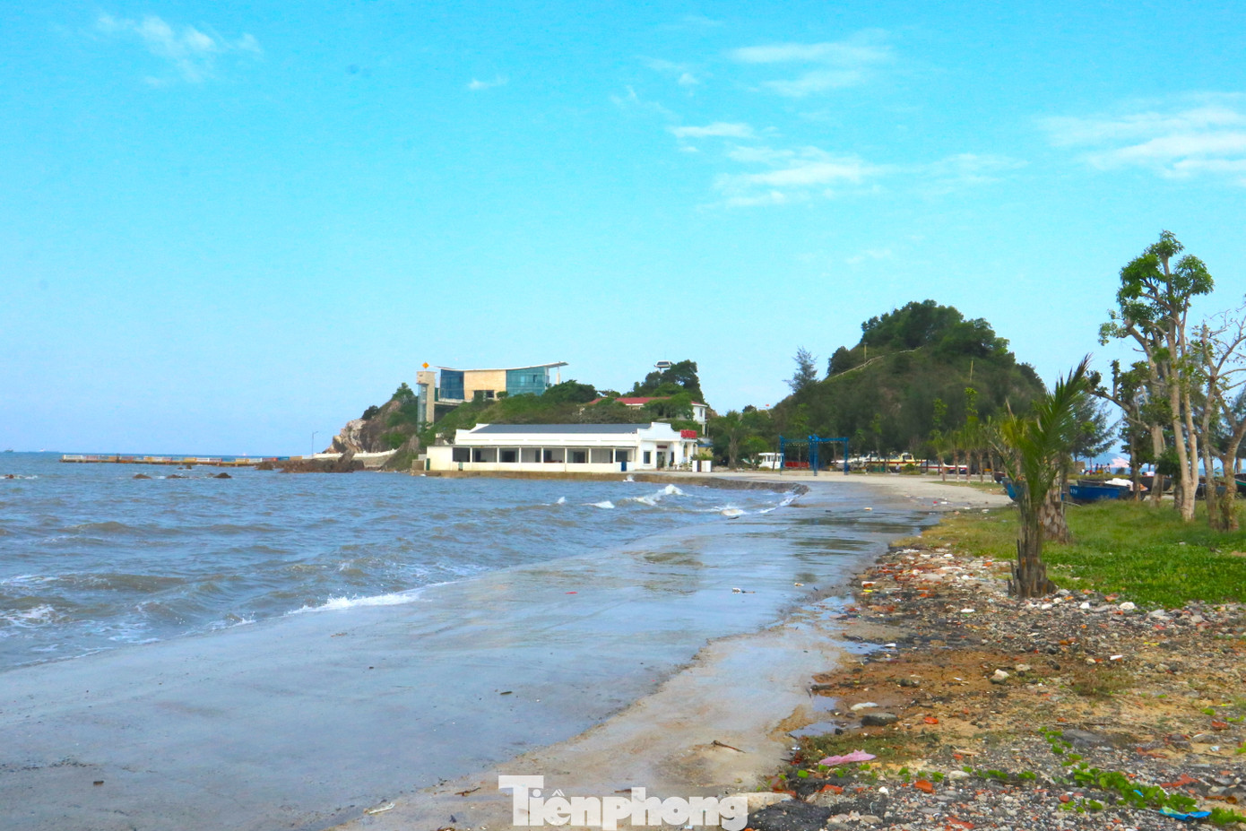 Đoạn kè biển phía Bắc dài 256,1m. Trong đó lấn biển so với quy hoạch là 3.071m2, bề rộng trung bình lấn biển khoảng 17m. Đoạn kè biển phía Bắc dài 256,1m. Trong đó lấn biển so với quy hoạch là 3.071m2, bề rộng trung bình lấn biển khoảng 17m.