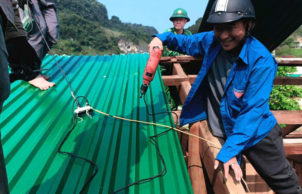 Với tinh thần xung kích tình nguyện, các đoàn viên thanh niên đã không quản ngại vất vả, chung tay góp công, góp sức nhằm đẩy nhanh tiến độ hoàn thiện nhà cho gia đình ông Lầu Nhìa Xử (bản Trường Sơn) và ông Lầu Xìa Lông (bản Tiền Tiêu). Với tinh thần xung kích tình nguyện, các đoàn viên thanh niên đã không quản ngại vất vả, chung tay góp công, góp sức nhằm đẩy nhanh tiến độ hoàn thiện nhà cho gia đình ông Lầu Nhìa Xử (bản Trường Sơn) và ông Lầu Xìa Lông (bản Tiền Tiêu).
