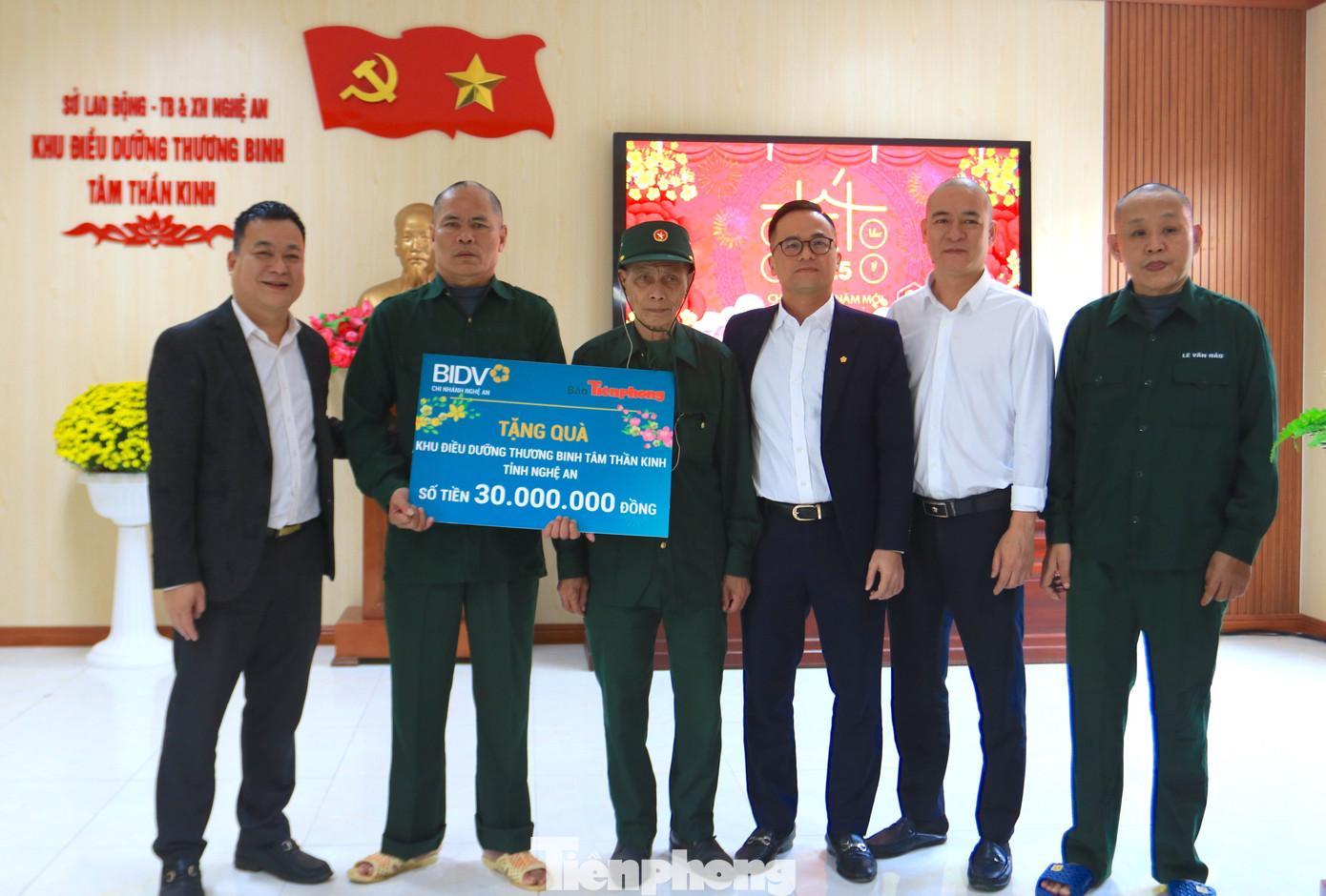 Nhà báo Trần Quang Long - Trưởng văn phòng đại diện báo Tiền Phong khu vực Bắc Trung Bộ và anh Đinh Xuân Hoàng - Phó Chủ tịch Công đoàn cơ sở BIDV - Nghệ An trao tấm biển tượng trưng suất quà Tết trị giá 30 triệu đồng đến Trung tâm Điều dưỡng thương binh tâm thần kinh Nghệ An. Nhà báo Trần Quang Long - Trưởng văn phòng đại diện báo Tiền Phong khu vực Bắc Trung Bộ và anh Đinh Xuân Hoàng - Phó Chủ tịch Công đoàn cơ sở BIDV - Nghệ An trao tấm biển tượng trưng suất quà Tết trị giá 30 triệu đồng đến Trung tâm Điều dưỡng thương binh tâm thần kinh Nghệ An.