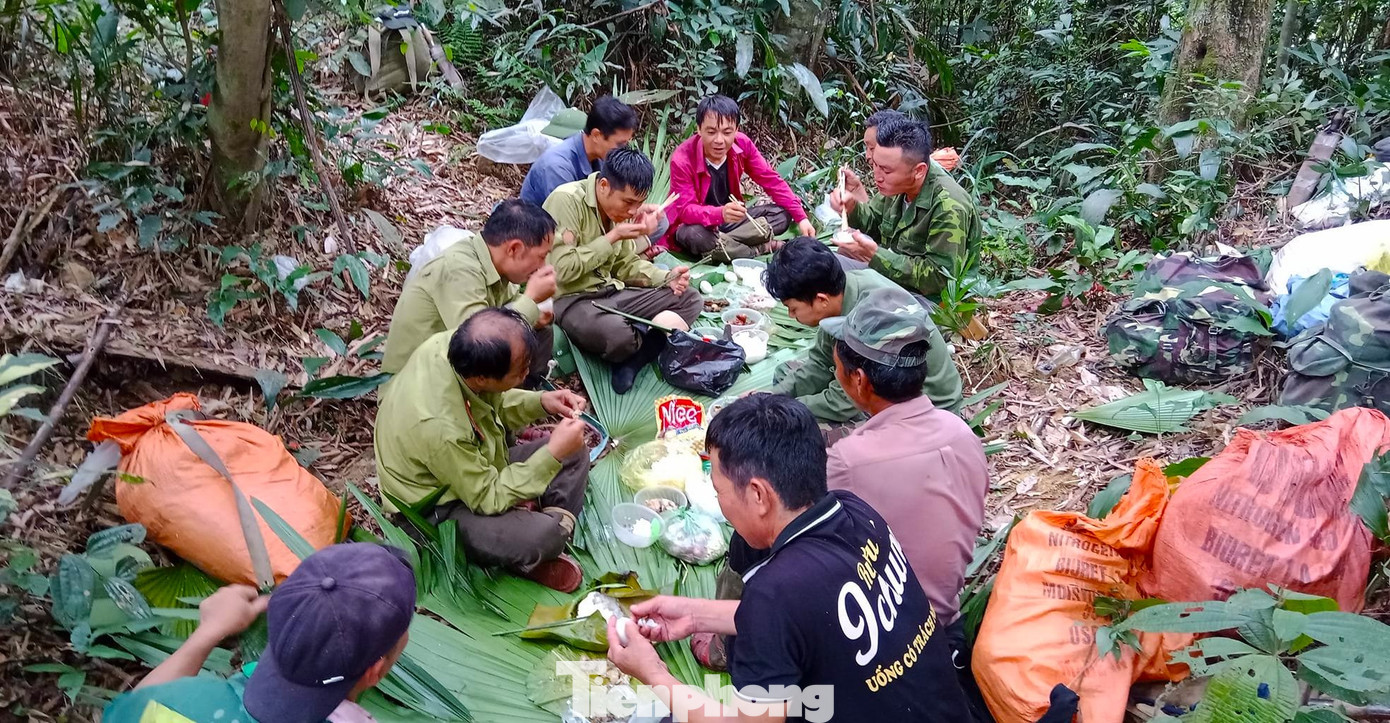 Đi rừng thiếu thốn, họ dùng lá cây làm chiếu trải để ăn cơm. Bữa ăn đôi khi chỉ là cơm trắng với muối lạc.