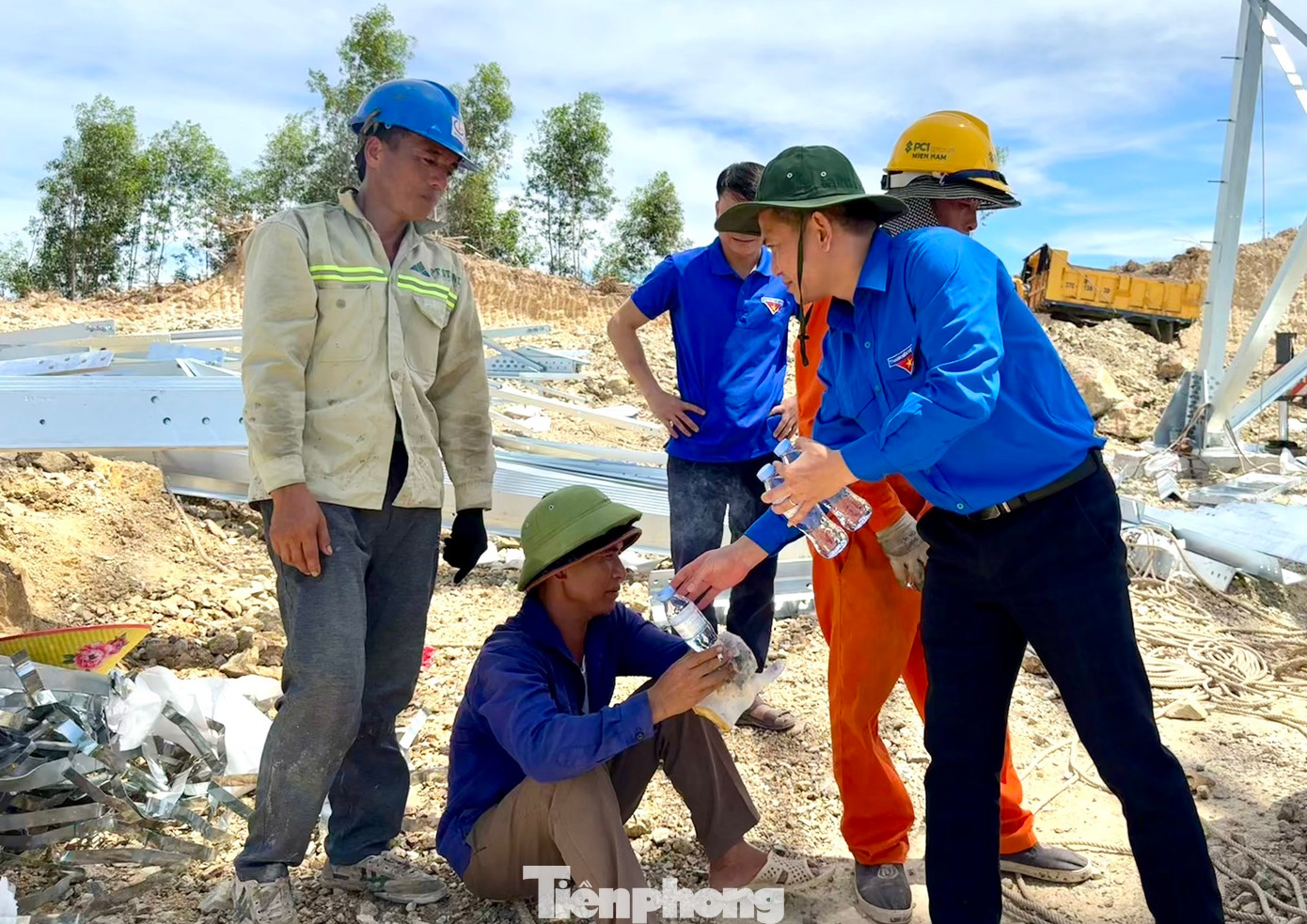 Theo đó, các đội hình thanh niên tình nguyện sẽ đẩy mạnh công tác tuyên truyền, nâng cao nhận thức của đoàn viên, thanh thiếu niên và người dân về mục đích, ý nghĩa, lợi ích của công trình đường điện 500kV mang lại. Tiên phong, gương mẫu tham gia vận động gia đình, người thân và địa phương nhanh chóng giải phóng, bàn giao mặt bằng hành lang tuyến nơi có đường dây điện đi qua.