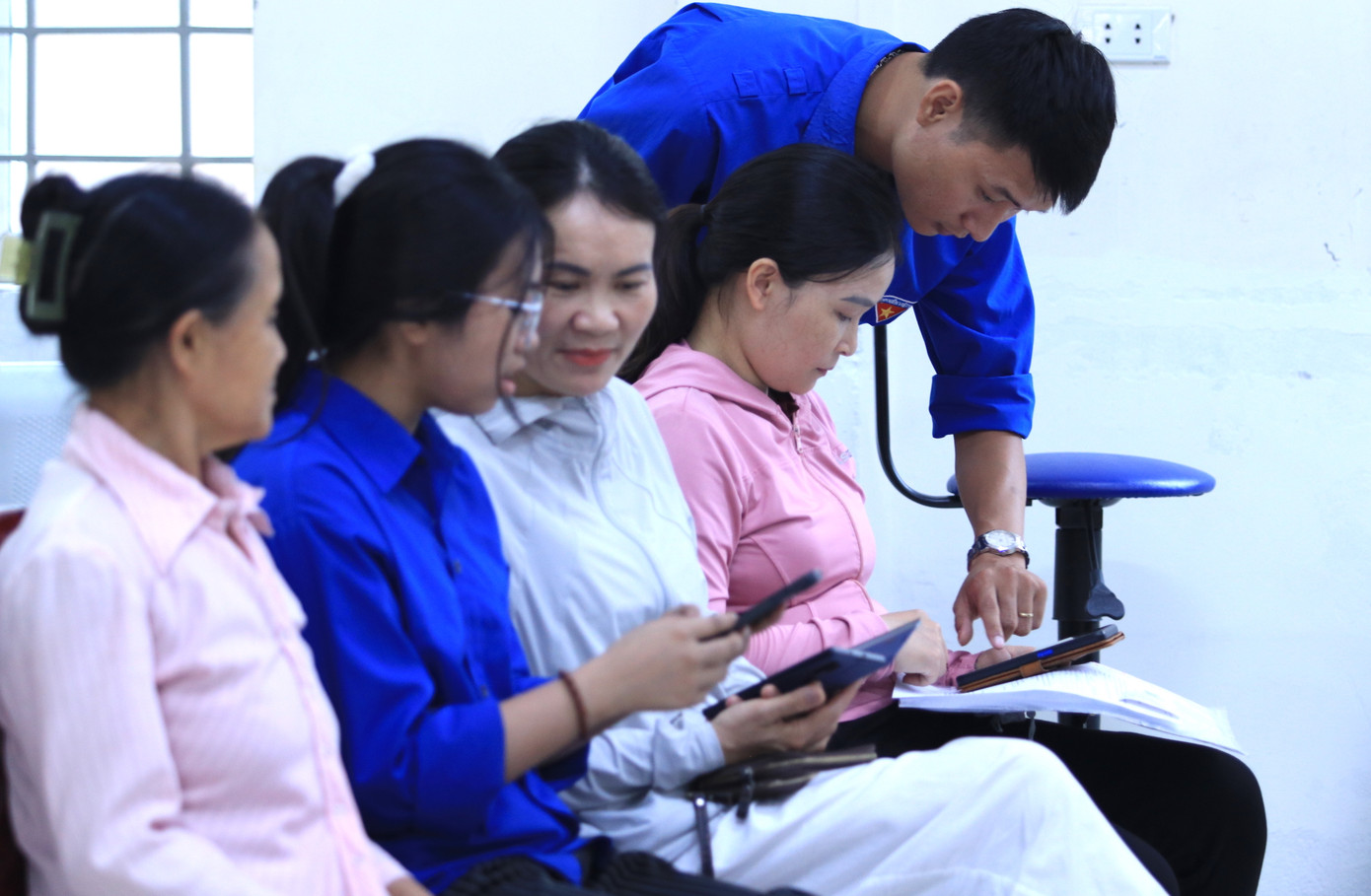 Đội hình thanh niên tình nguyện được thành lập từ ngày 1/7 đã tích cực tham gia hỗ trợ từ khâu lấy số thứ tự, nhập hồ sơ lên hệ thống dịch vụ công, đến việc hướng dẫn thao tác trên điện thoại thông minh và sử dụng các phần mềm.