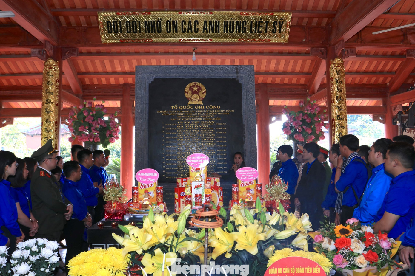 Dâng hoa, dâng hương trước anh linh các anh hùng liệt sĩ, các đại biểu đã tưởng niệm và bày tỏ lòng thành kính, cảm phục, tri ân sâu sắc đối với các chị, các anh, những người anh hùng đã hy sinh vì độc lập tự do của Tổ quốc. Cuộc đời và sự nghiệp của các chị, các anh mãi mãi là tấm gương sáng để thế hệ trẻ hôm nay và mai sau học tập, noi theo. Dâng hoa, dâng hương trước anh linh các anh hùng liệt sĩ, các đại biểu đã tưởng niệm và bày tỏ lòng thành kính, cảm phục, tri ân sâu sắc đối với các chị, các anh, những người anh hùng đã hy sinh vì độc lập tự do của Tổ quốc. Cuộc đời và sự nghiệp của các chị, các anh mãi mãi là tấm gương sáng để thế hệ trẻ hôm nay và mai sau học tập, noi theo.