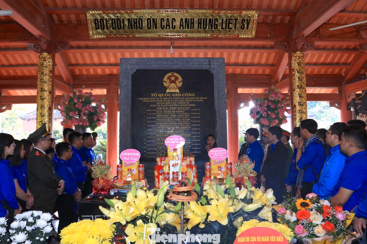 Dâng hoa, dâng hương trước anh linh các anh hùng liệt sĩ, các đại biểu đã tưởng niệm và bày tỏ lòng thành kính, cảm phục, tri ân sâu sắc đối với các chị, các anh, những người anh hùng đã hy sinh vì độc lập tự do của Tổ quốc. Cuộc đời và sự nghiệp của các chị, các anh mãi mãi là tấm gương sáng để thế hệ trẻ hôm nay và mai sau học tập, noi theo.