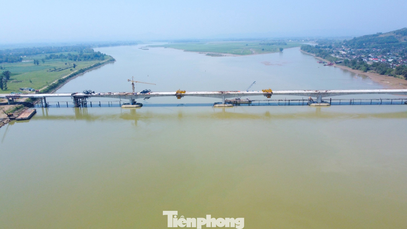 Theo thiết kế, cầu Hưng Đức có tổng thể 90 nhịp. Trong đó phần cầu vượt sông Lam gồm 5 nhịp, được thi công theo công nghệ cầu đúc hẫng khẩu độ lớn đến 120m. Bề rộng cầu là 17,5m với 4 làn xe, ở giữa có dải phân cách cứng.